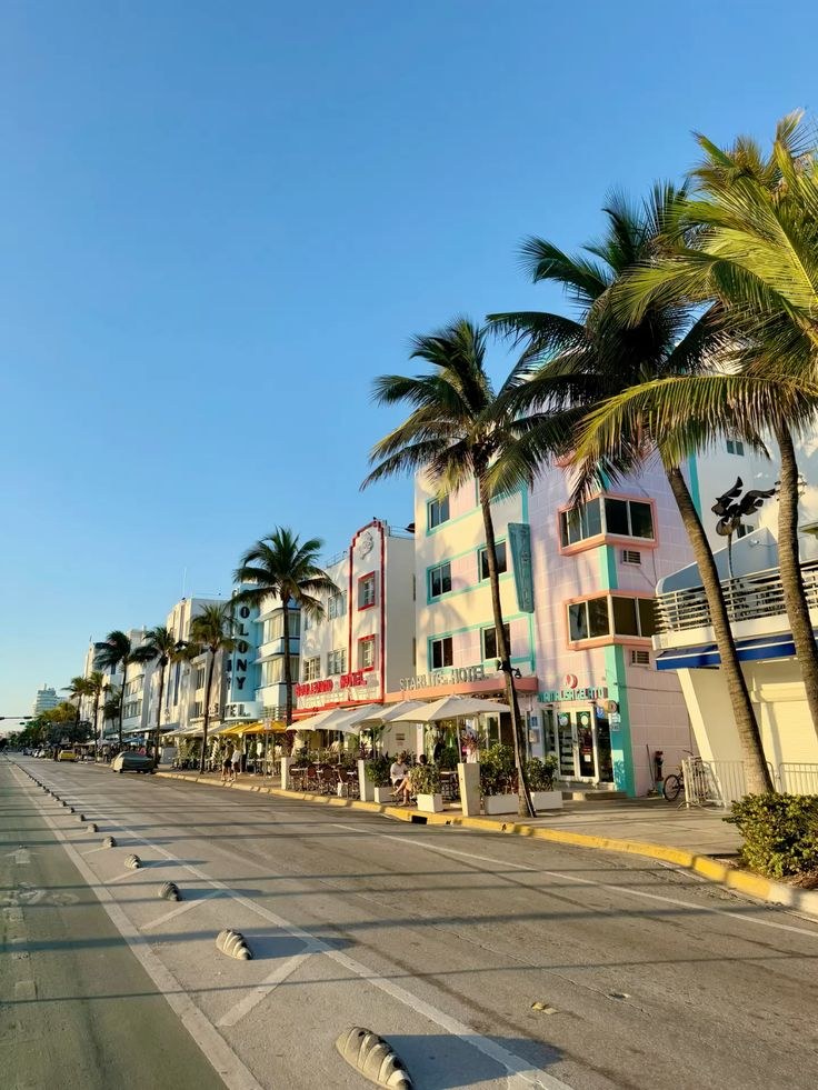 South Beach at golden hour: aesthetic calm on top of a market shaped by insurance, regulation and coastal exposure.