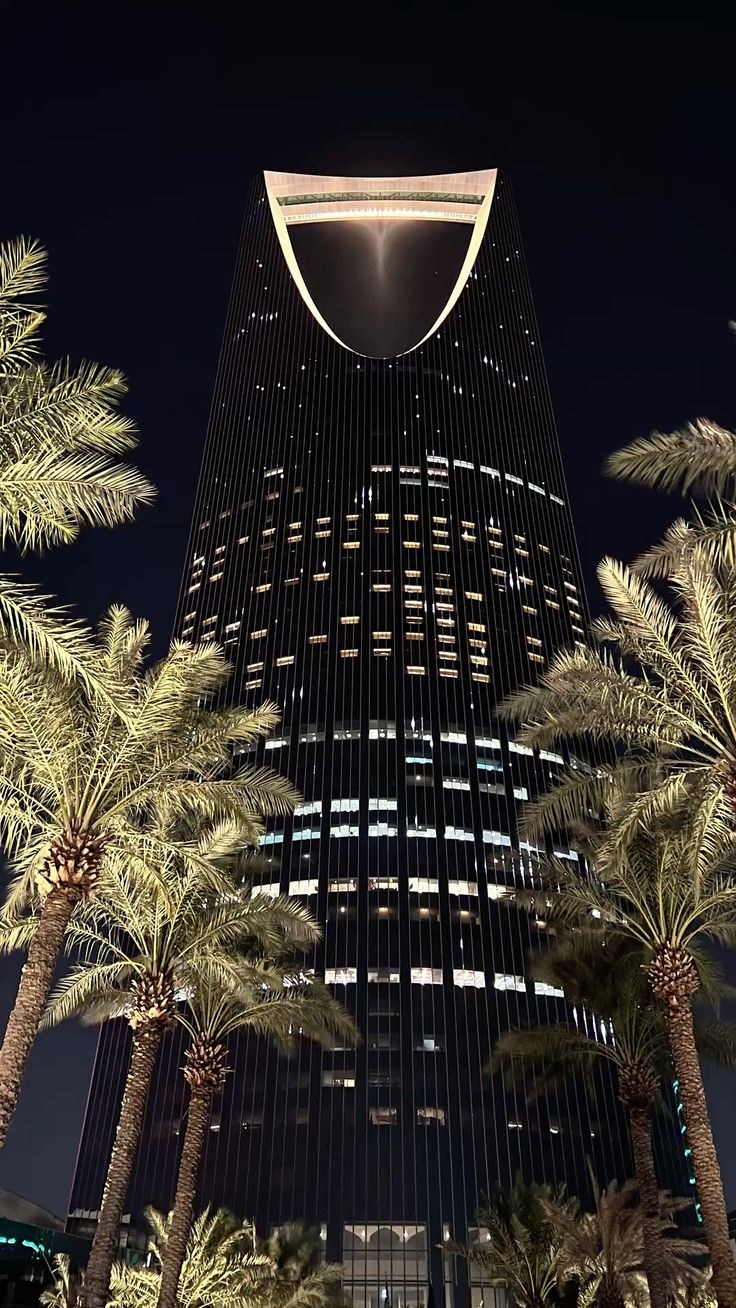 Kingdom Centre at night: a symbolic bridge between national ambition, corporate prestige and the visual economy of modern Riyadh.
