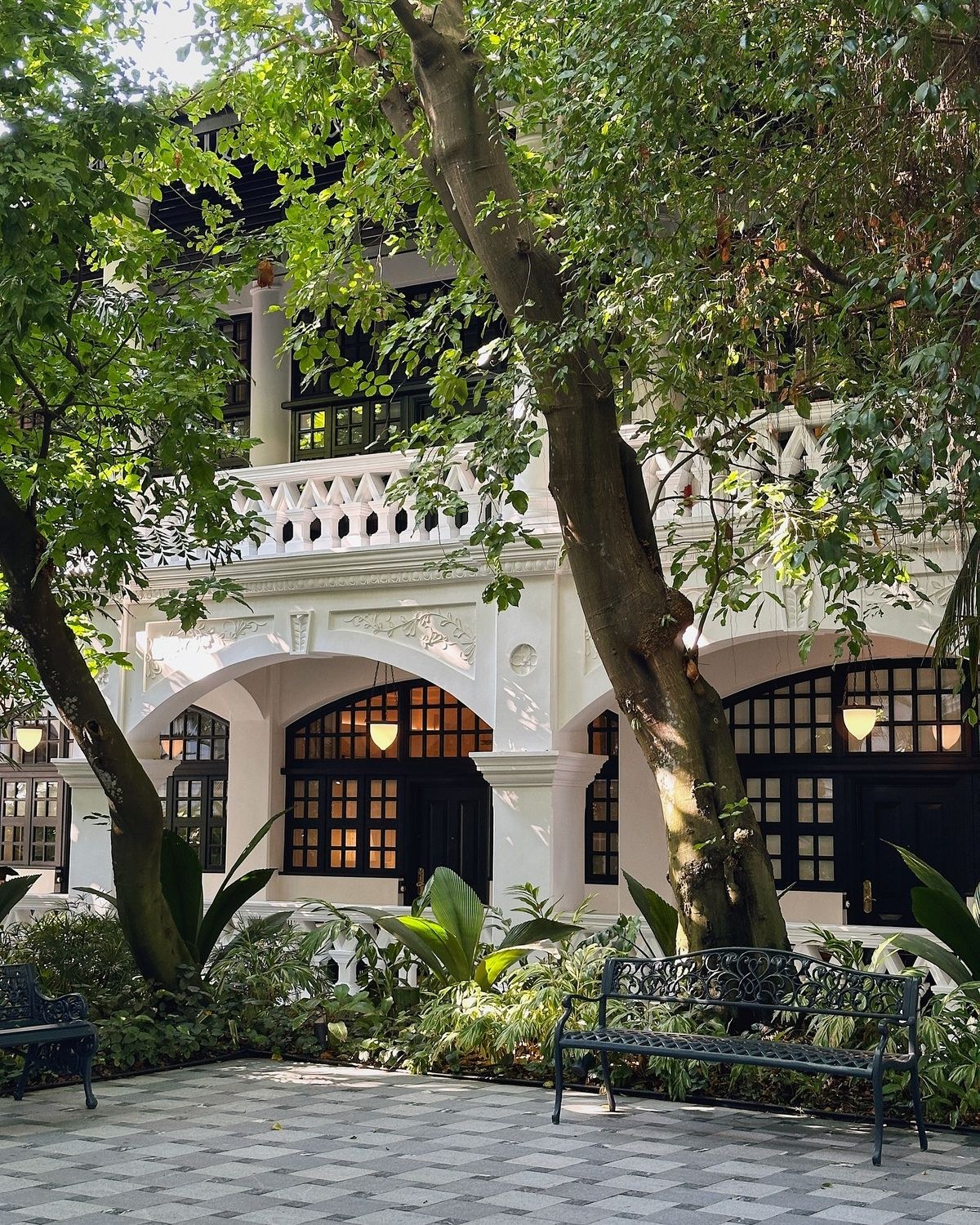 Colonial forms, shade and tropical planting reveal a softer side of Singapore's real-estate value: atmosphere, memory and controlled retreat.