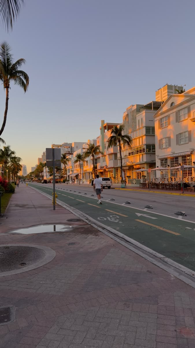 A city built around movement, coastlines and capital: Miami's skyline is increasingly institutional, but never detached from water.